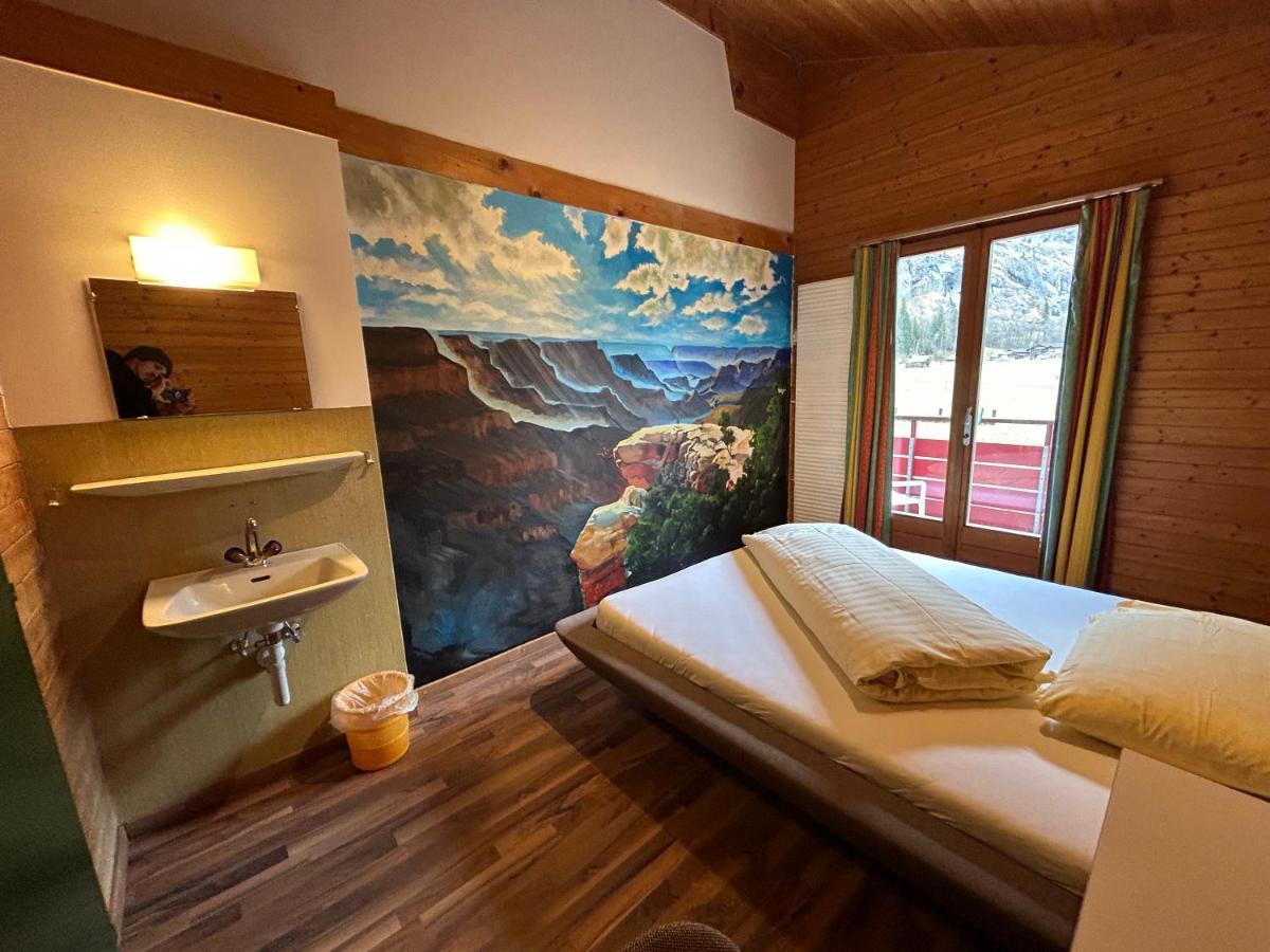 Alpine Base Hostel - Adults Only Лаутербрунен Екстериор снимка
