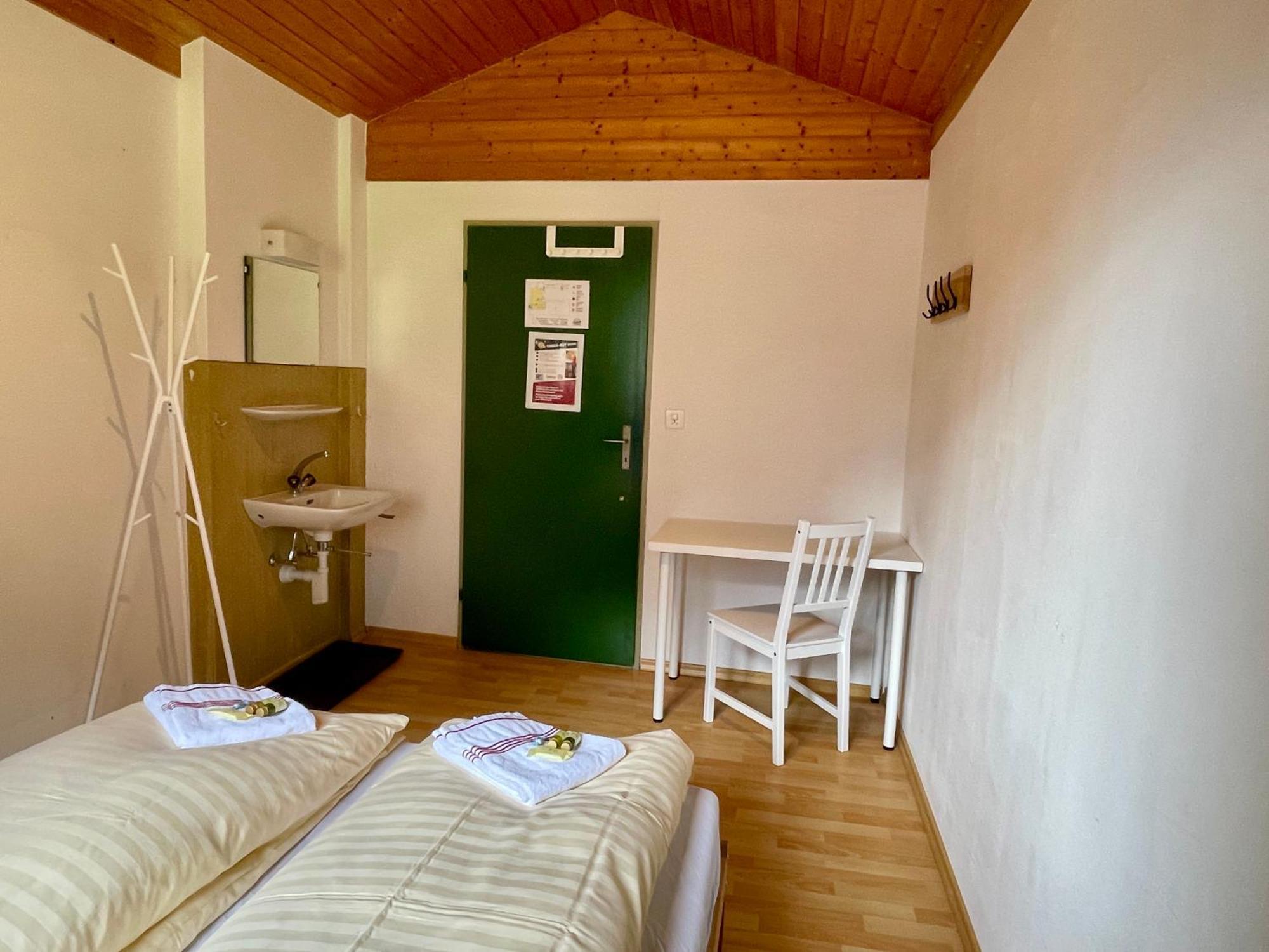 Alpine Base Hostel - Adults Only Лаутербрунен Екстериор снимка