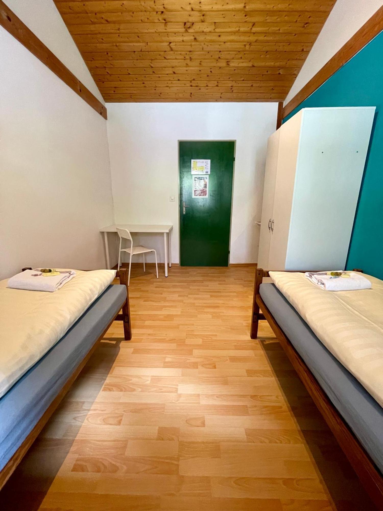 Alpine Base Hostel - Adults Only Лаутербрунен Екстериор снимка