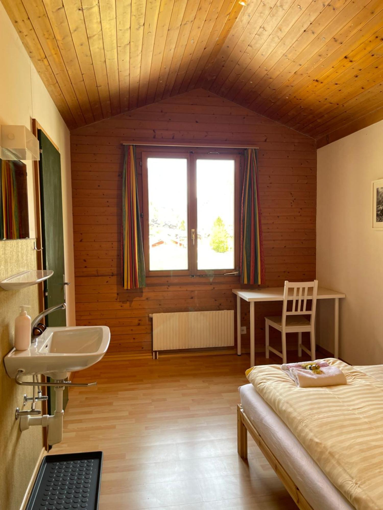 Alpine Base Hostel - Adults Only Лаутербрунен Екстериор снимка