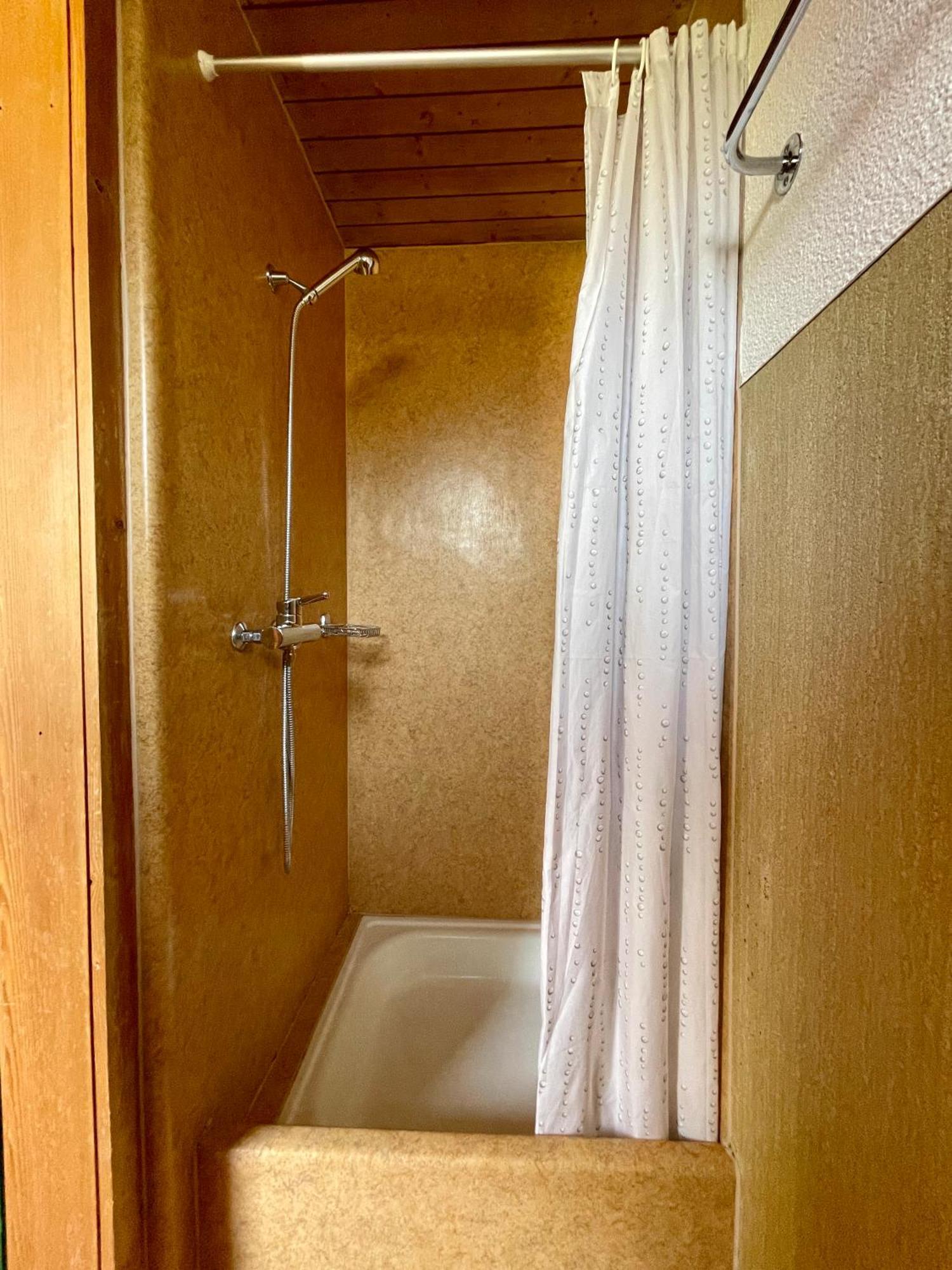 Alpine Base Hostel - Adults Only Лаутербрунен Екстериор снимка