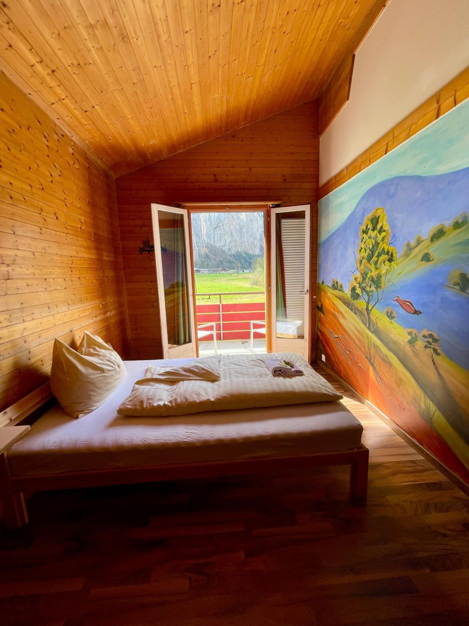 Alpine Base Hostel - Adults Only Лаутербрунен Екстериор снимка
