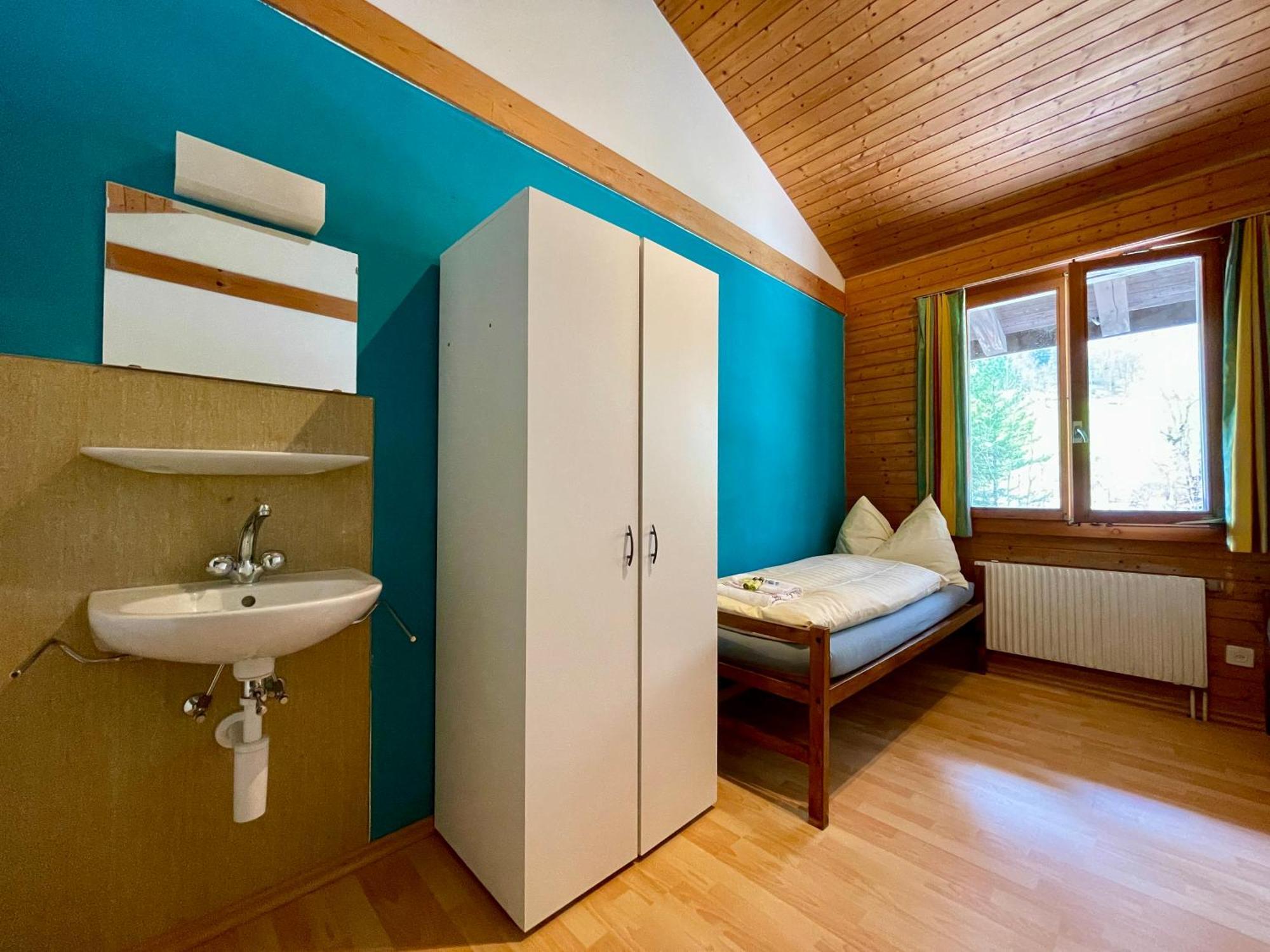 Alpine Base Hostel - Adults Only Лаутербрунен Екстериор снимка